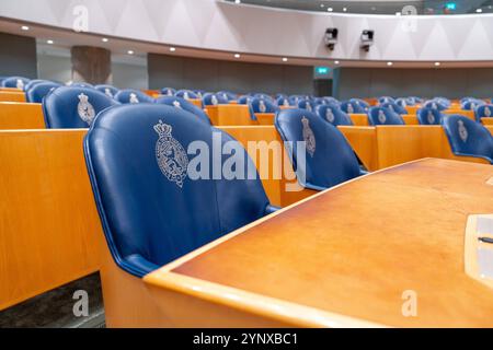 2024-11-26 Dutch Tweede Kamer Plenary Debate DEN HAAG, PAESI BASSI - NOVEMBRE 26: Sedie vuote all'interno della Tweede Kamer il 26 novembre 2024 a Den Haag, Paesi Bassi Den Haag Tweede Kamer Paesi Bassi contenuto non disponibile per la ridistribuzione nei Paesi Bassi direttamente o indirettamente tramite terze parti. Copyright: XJohnxBeckmannx Foto Stock