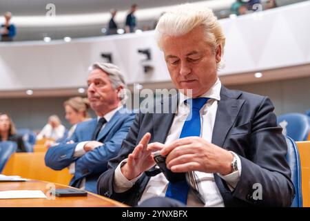 2024-11-26 Dutch Tweede Kamer Plenary Debate DEN HAAG, PAESI BASSI - NOVEMBRE 26: Geert Wilders PVV durante il dibattito Plenario al Tweede Kamer il 26 novembre 2024 a Den Haag, Paesi Bassi Den Haag Tweede Kamer Paesi Bassi contenuto non disponibile per la ridistribuzione nei Paesi Bassi direttamente o indirettamente tramite terzi. Copyright: XJohnxBeckmannx Foto Stock