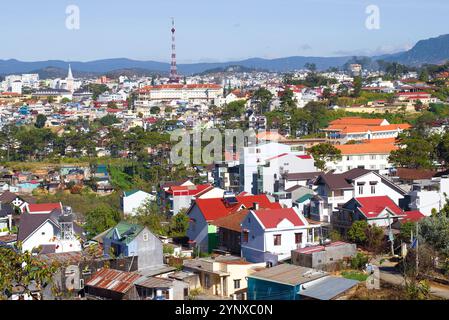 DALAT, VIETNAM - 28 DICEMBRE 2015: Paesaggio della Dalat moderna in una mattinata di sole Foto Stock