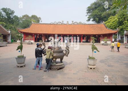 HANOI NHA TRANG, VIETNAM - 09 GENNAIO 2016: Presso l'antico censore di bronzo sul territorio del Tempio della Letteratura. Hanoi, Vietnam Foto Stock