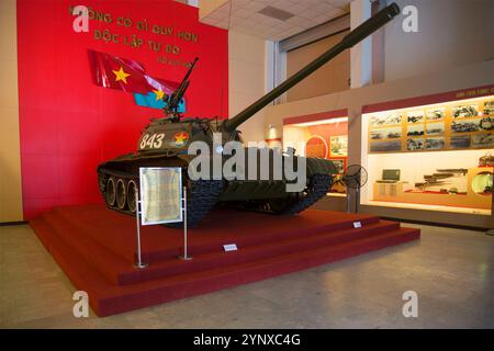 HANOI, VIETNAM - 9 GENNAIO 2016: Carro armato sovietico T-54B al Museo dell'esercito vietnamita. Hanoi Foto Stock