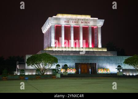 HANOI, VIETNAM - 9 GENNAIO 2016: Primo piano del Mausoleo di ho chi Minh a tarda notte Foto Stock