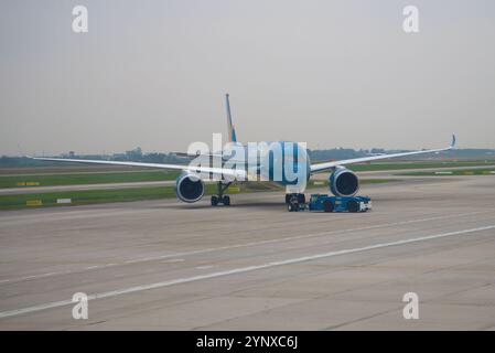 HANOI, VIETNAM - 12 GENNAIO 2016: Traino dell'Airbus A350 (VN-A888) Vietnam Airlines sulla pista dell'aeroporto di noi Bai Foto Stock