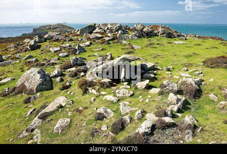 Coetan Arthur dolmen da camera sepolcrale megalitica preistorica neolitica a St. Davids Head, Pembrokeshire, Galles. Vista a ovest del canale di St. Georges Foto Stock