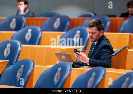 2024-11-26 Dutch Tweede Kamer Plenary Debate DEN HAAG, PAESI BASSI - NOVEMBRE 26: Harmen Krul CDA durante il dibattito Plenario al Tweede Kamer il 26 novembre 2024 a Den Haag, Paesi Bassi Den Haag Tweede Kamer Paesi Bassi contenuto non disponibile per la ridistribuzione nei Paesi Bassi direttamente o indirettamente tramite terzi. Copyright: XJohnxBeckmannx Foto Stock