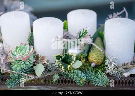 Corona dell'avvento con quattro candele. Ballo di Natale e decorazioni Foto Stock