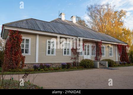 MIKHAILOVSKOYE, RUSSIA - 18 OTTOBRE 2024: La casa del poeta russo A.S. Pushkin nella tenuta Mikhailovskoye in una soleggiata mattina di ottobre. Pushkinskie Foto Stock