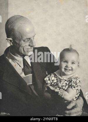 Vienna, Austria. 1° gennaio 1940. Un nonno con il ritratto di sua nipote. Foto Stock