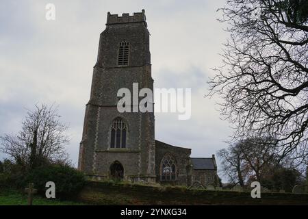 Esterno della chiesa di St Mary a Erpingham, Norfolk in inverno Foto Stock