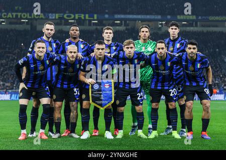 Milano, Italia. 26 novembre 2024. I giocatori dell'FC Internazionale si schierano durante la fase di UEFA Champions League 2024/25 League - partita 5 tra FC Internazionale e RB Leipzig allo stadio San Siro credito: dpa/Alamy Live News Foto Stock