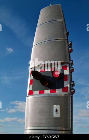 Montante alto del ponte di sollevamento bascule Twin Sails con luci lampeggianti per il controllo del traffico, Poole UK Foto Stock