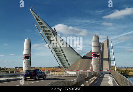 Ponte di sollevamento bascule a doppia lievitazione a vele doppie in fase di apertura con barriere in discesa e in attesa del traffico, Poole, Dorset, Regno Unito Foto Stock