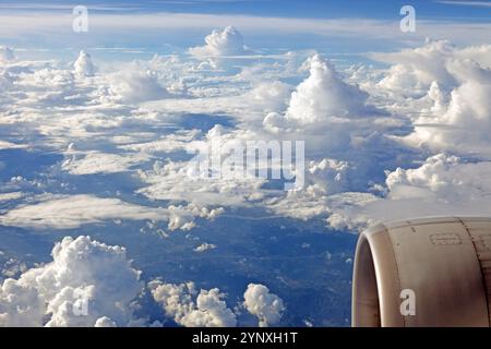Splendida vista aerea delle nuvole dalla finestra dell'aeroplano che mostra un paesaggio del cielo sereno e mozzafiato durante il giorno Foto Stock