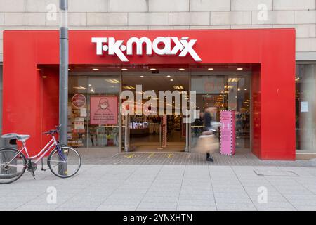 Coblenza, Germania - 13 gennaio 2022: Ingresso e facciata del negozio locale TK Maxx. TK Maxx è una filiale della società americana di abbigliamento e articoli per la casa Foto Stock