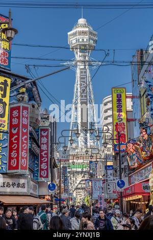 Torre Tsutenkaku che domina lo skyline del quartiere shinsekai di osaka, giappone Foto Stock