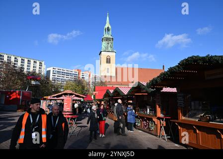 Berlino, Germania. 26 novembre 2024. Il mercatino di Natale ad Alexanderplatz a Berlino, Germania, 26 novembre 2024. Crediti: Jaromir Mrhal/CTK Photo/Alamy Live News Foto Stock