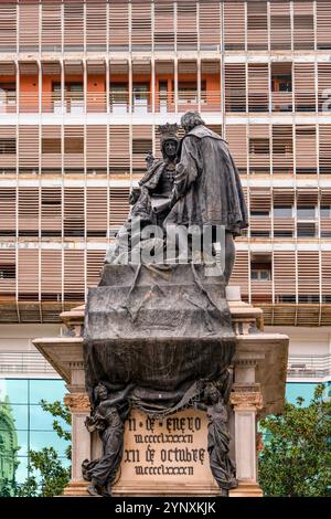 Granada, Spagna - 27 ottobre 2024: Vista ravvicinata della regina Isabella e del monumento a Cristoforo Colombo (Monumento a Isabel la Católica y Cristóbal col Foto Stock