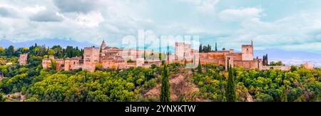 Vista panoramica del Palazzo dell'Alhambra dall'area di albayzin e delle montagne della Sierra Nevada sullo sfondo, a Granada, Spagna. Foto Stock