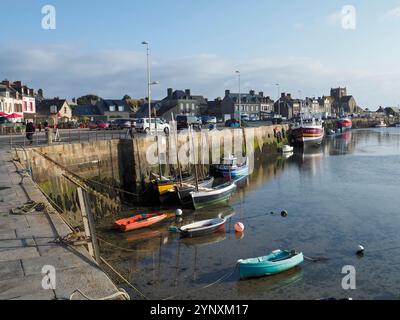 Bassa marea nel porto di Barfleur, Manche, Normandia, Francia, Europa Foto Stock