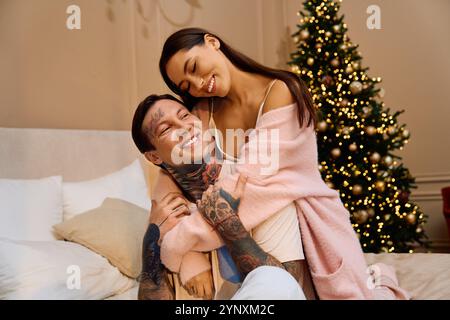 Una coppia gioiosa abbraccia calorosamente in uno spazio splendidamente decorato mentre apprezza il loro amore. Foto Stock