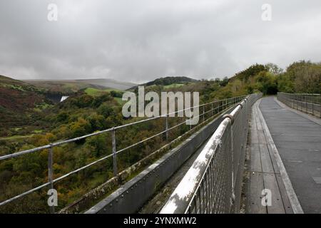Vista della diga di Meldon dal viadotto di Meldon, Devon, Inghilterra Foto Stock