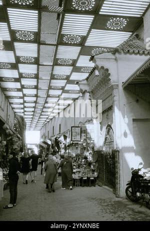 Commercio turistico nel mercato del bazar del souk della città vecchia di Marrakech in Marocco nel Maghreb sahariano in Nord Africa Foto Stock
