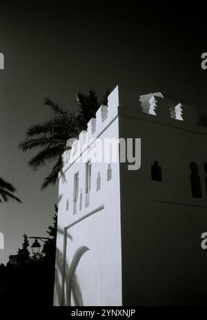 La tomba Koubba de Fatima Zohra fuori dalla moschea di Koutoubua nella città vecchia di Marrakech in Marocco, nel Maghreb sahariano in Nord Africa Foto Stock