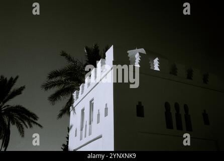 La tomba Koubba de Fatima Zohra fuori dalla moschea di Koutoubua nella città vecchia di Marrakech in Marocco, nel Maghreb sahariano in Nord Africa Foto Stock