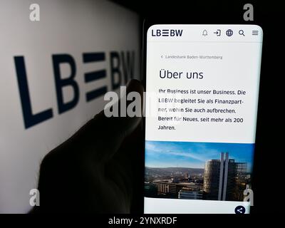 Germania. 15 luglio 2024. In questa immagine, una persona ha in mano uno smartphone con la pagina web della società tedesca Landesbank Baden-Württemberg (LBBW) davanti al logo. (Foto di Timon Schneider/SOPA Images/Sipa USA) *** esclusivamente per notizie editoriali **** credito: SIPA USA/Alamy Live News Foto Stock