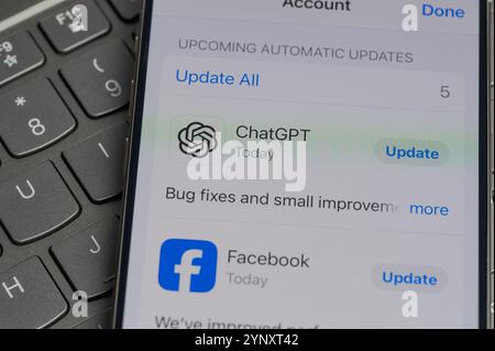 New York, Stati Uniti - 26 novembre 2024: Aggiornamento delle app sulla schermata IOS in background dei pulsanti della tastiera vista ravvicinata Foto Stock