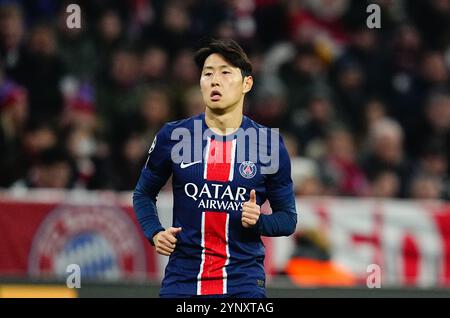 Allianz Areana, Monaco, Germania. 26 novembre 2024. Kang-in Lee del Paris Saint-Germain guarda durante una partita di Champions League 5, FC Bayern Monaco contro Paris Saint-Germain, all'Allianz Areana di Monaco, Germania. Ulrik Pedersen/CSM/Alamy Live News Foto Stock