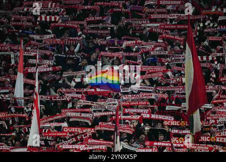 Allianz Areana, Monaco, Germania. 26 novembre 2024. Tifosi del Bayern Monaco durante una partita del 5° giorno di Champions League, FC Bayern Monaco contro Paris Saint-Germain, all'Allianz Areana, Monaco, Germania. Ulrik Pedersen/CSM/Alamy Live News Foto Stock