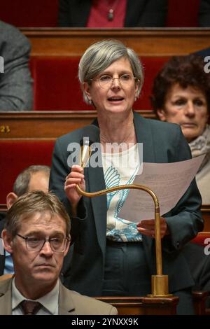 Parigi, Francia. 27 novembre 2024. Il deputato francese del gruppo "Ecologiste et Social" Sandrine Rousseau interviene durante una sessione di interrogazioni al governo all'Assemblea nazionale di Parigi il 27 novembre 2024. Foto di Firas Abdullah/ABACAPRESS. COM credito: Abaca Press/Alamy Live News Foto Stock