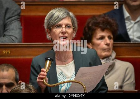 Parigi, Francia. 27 novembre 2024. Il deputato francese del gruppo "Ecologiste et Social" Sandrine Rousseau interviene durante una sessione di interrogazioni al governo all'Assemblea nazionale di Parigi il 27 novembre 2024. Foto di Firas Abdullah/ABACAPRESS. COM credito: Abaca Press/Alamy Live News Foto Stock