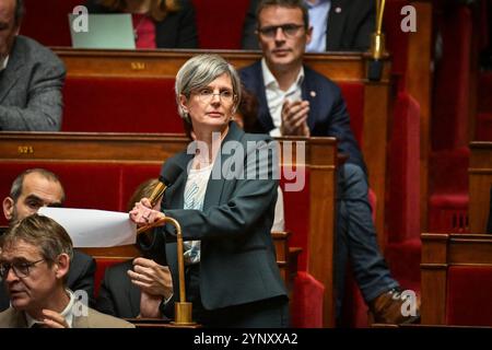 Parigi, Francia. 27 novembre 2024. Il deputato francese del gruppo "ecologista e sociale" Sandrine Rousseau, durante una sessione di interrogazioni rivolte al governo all'Assemblea nazionale di Parigi il 27 novembre 2024. Foto di Firas Abdullah/ABACAPRESS. COM credito: Abaca Press/Alamy Live News Foto Stock