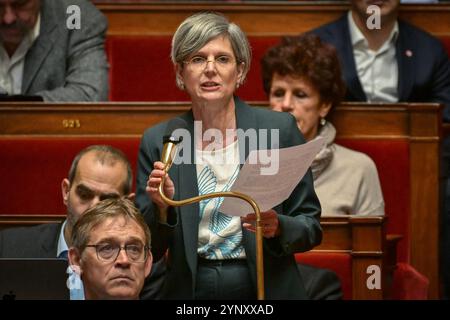 Parigi, Francia. 27 novembre 2024. Il deputato francese del gruppo "Ecologiste et Social" Sandrine Rousseau interviene durante una sessione di interrogazioni al governo all'Assemblea nazionale di Parigi il 27 novembre 2024. Foto di Firas Abdullah/ABACAPRESS. COM credito: Abaca Press/Alamy Live News Foto Stock