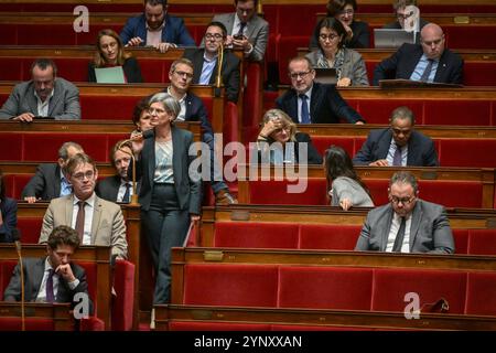 Parigi, Francia. 27 novembre 2024. Il deputato francese del gruppo "ecologista e sociale" Sandrine Rousseau, durante una sessione di interrogazioni rivolte al governo all'Assemblea nazionale di Parigi il 27 novembre 2024. Foto di Firas Abdullah/ABACAPRESS. COM credito: Abaca Press/Alamy Live News Foto Stock