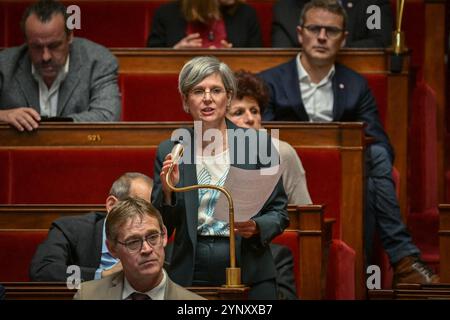 Parigi, Francia. 27 novembre 2024. Il deputato francese del gruppo "Ecologiste et Social" Sandrine Rousseau interviene durante una sessione di interrogazioni al governo all'Assemblea nazionale di Parigi il 27 novembre 2024. Foto di Firas Abdullah/ABACAPRESS. COM credito: Abaca Press/Alamy Live News Foto Stock