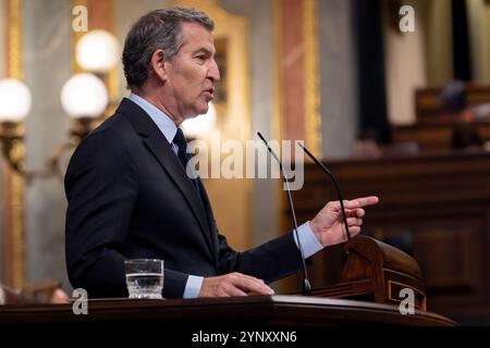 Madrid, Spagna. 27 novembre 2024. Alberto Nunez Feijoo, presidente del PP, parla al Congresso spagnolo dei deputati. La sessione di controllo del governo è stata invitata a riferire sulle azioni intraprese dal governo spagnolo per sostenere le amministrazioni regionali e locali nella gestione dell'emergenza causata dalla depressione isolata di livello superiore delle inondazioni (DANA) tra ottobre 28 e il 4 novembre 2024. Credito: SOPA Images Limited/Alamy Live News Foto Stock