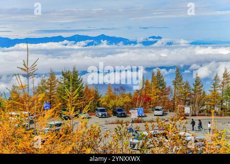 Giappone - 25 ottobre 2024: Area di parcheggio della ​​the stazione della linea Fuji Subaru, il punto centrale della linea Yoshida, che corre da Fujiyoshida Sengen Foto Stock