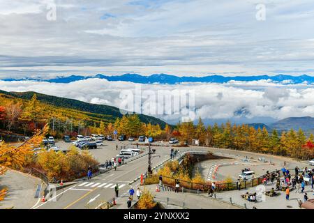 Giappone - 25 ottobre 2024: Area di parcheggio della ​​the stazione della linea Fuji Subaru, il punto centrale della linea Yoshida, che corre da Fujiyoshida Sengen Foto Stock