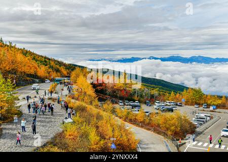 Giappone - 25 ottobre 2024: Area di parcheggio della ​​the stazione della linea Fuji Subaru, il punto centrale della linea Yoshida, che corre da Fujiyoshida Sengen Foto Stock