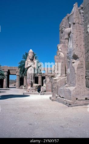 Statua di Ramsete II con sua figlia Meritamun di fronte al 2. Pilone, tempio di Amon-re, complesso del tempio di Karnak, Luxor, valle del Nilo, Egitto, settembre 1989 Foto Stock