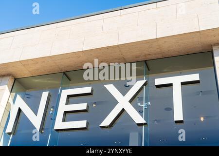 Tamworth, Regno Unito – 26 novembre 2024: Cartellonistica con logotipo anteriore di Next, un rivenditore di abbigliamento britannico nel Regno Unito Foto Stock