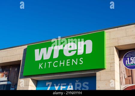 Tamworth, Regno Unito – 26 novembre 2024: Segnaletica esterna di Wren Kitchens, produttore e rivenditore di cucine con sede in Gran Bretagna Foto Stock