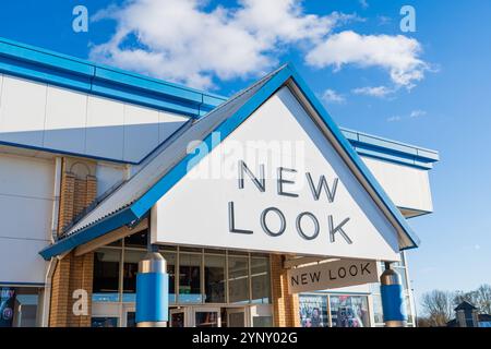 Tamworth, Regno Unito – 26 novembre 2024: Cartellonistica anteriore e logotipo della multinazionale britannica di moda, New Look a Tamworth, Regno Unito Foto Stock