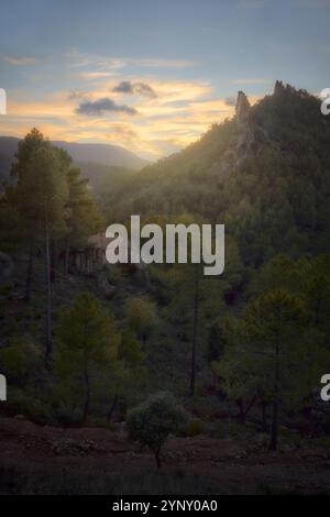 Vista delle montagne di Molinicos (Albacete - Spagna) al tramonto. Foto Stock