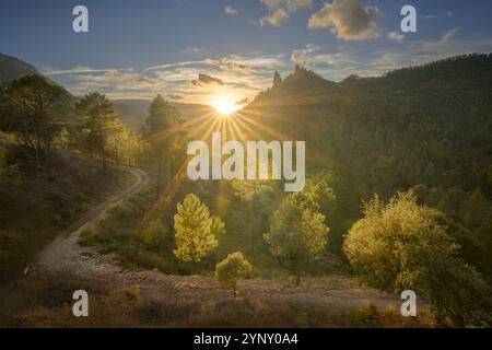 Vista delle montagne di Molinicos (Albacete - Spagna) al tramonto. Foto Stock