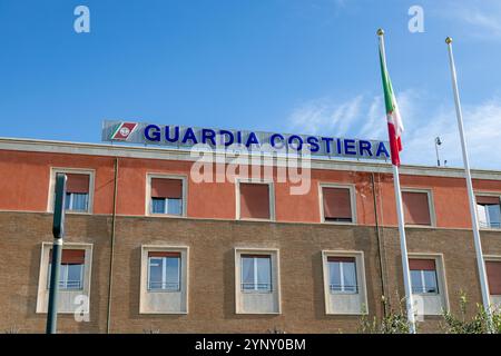 Civitavecchia, Italia - 13 novembre 2024: Sede della Guardia Costiera Foto Stock