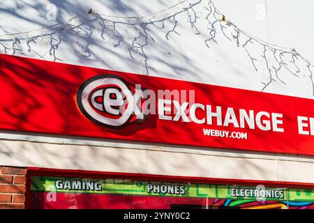 Lichfield, Regno Unito – 26 novembre 2024: Segnaletica esterna di cex o computer Exchange, rivenditore di giochi e tecnologie di seconda mano a Lichfield, Regno Unito Foto Stock